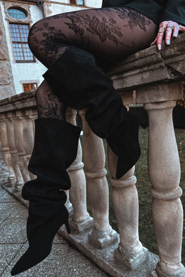 Taivilla naiste kõrgsaapad õhukeste kontsadega, sisseastumise mudel, must