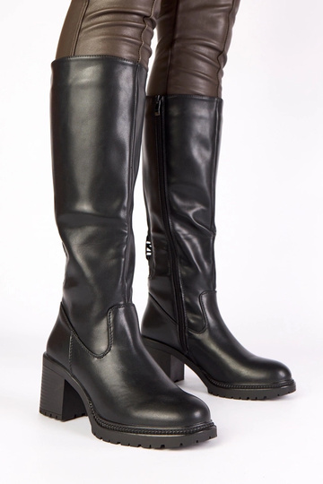 Mustad pikad saapad kontsal...