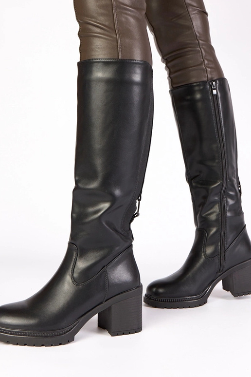 Mustad pikad saapad kontsal Akija