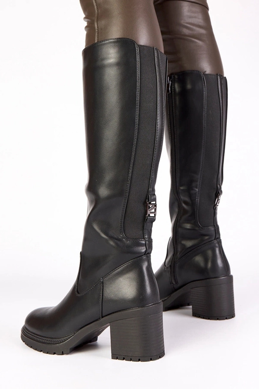 Mustad pikad saapad kontsal Akija