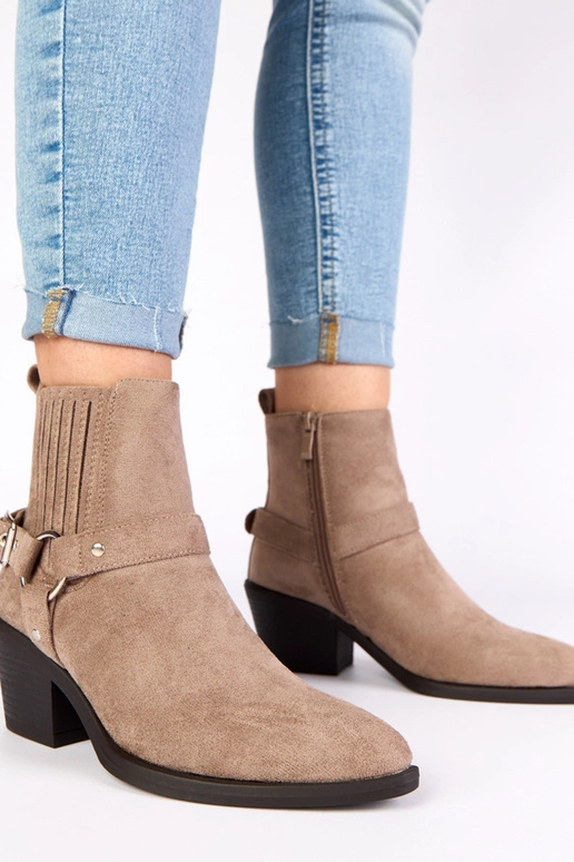 Hallid poolsaapad kontsal...