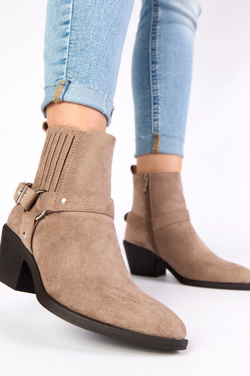 Hallid poolsaapad kontsal...