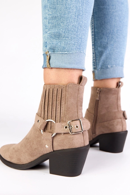 Hallid poolsaapad kontsal...