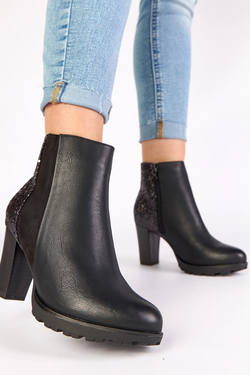 Mustad poolsaapad kontsal... 2