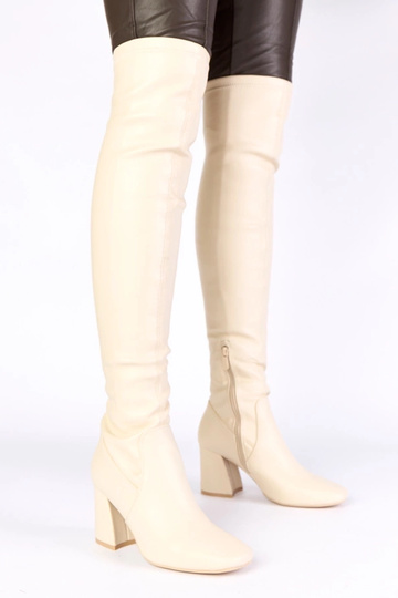 Kreemjas pikad saapad...