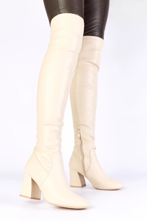 Kreemjas pikad saapad põlvedest üle...