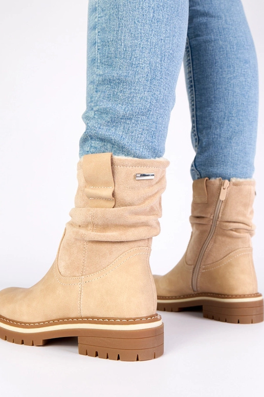 Liivakarva soe saapad kortsunud...