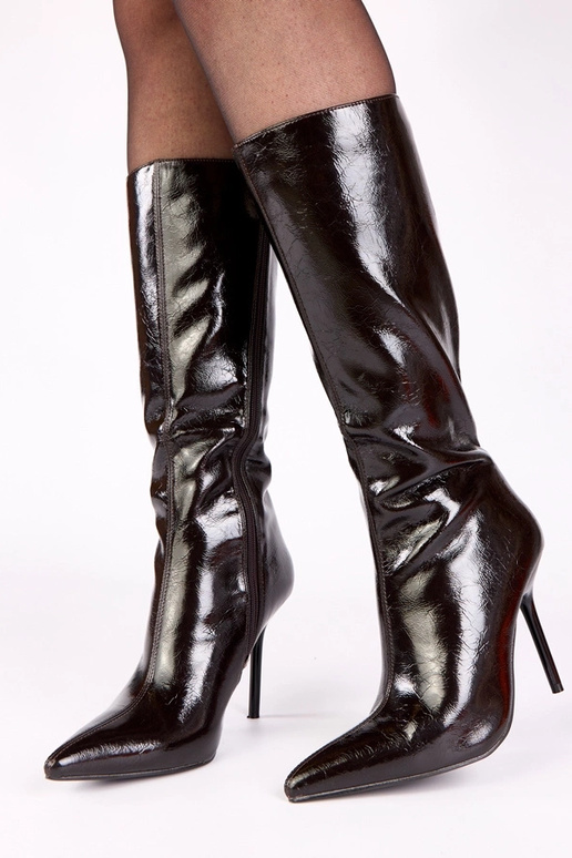 Kiara pruunid lakitud saapad kõrgel...