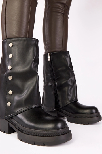 Carla mustad saapad...