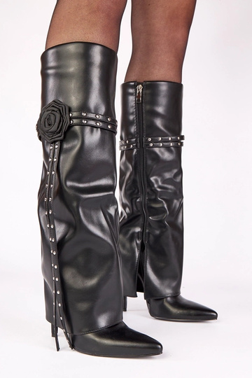 Ida mustad saapad kõrgel...