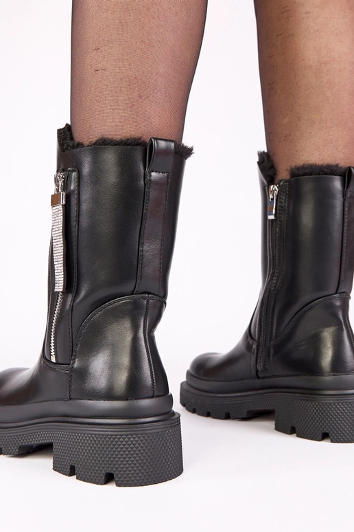 Asta mustad sisetõmmatavad saapad...