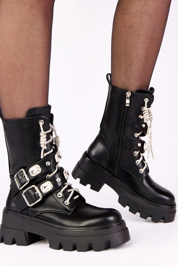 Musta platvormiga saapad...