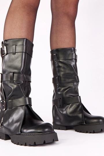 Musta platvormiga saapad...