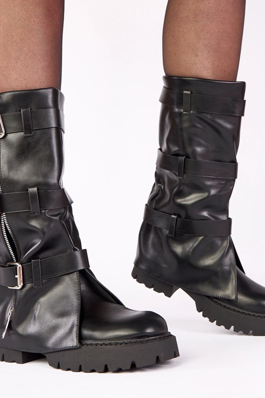 Musta platvormiga saapad ülespoole...