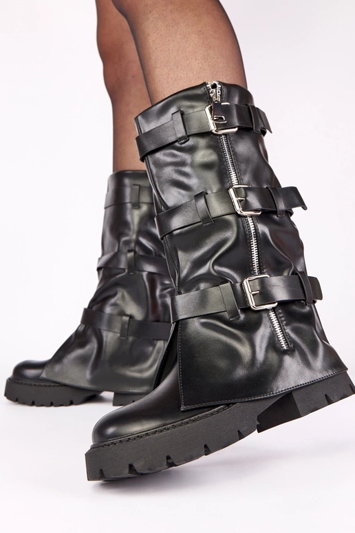 Musta platvormiga saapad ülespoole...