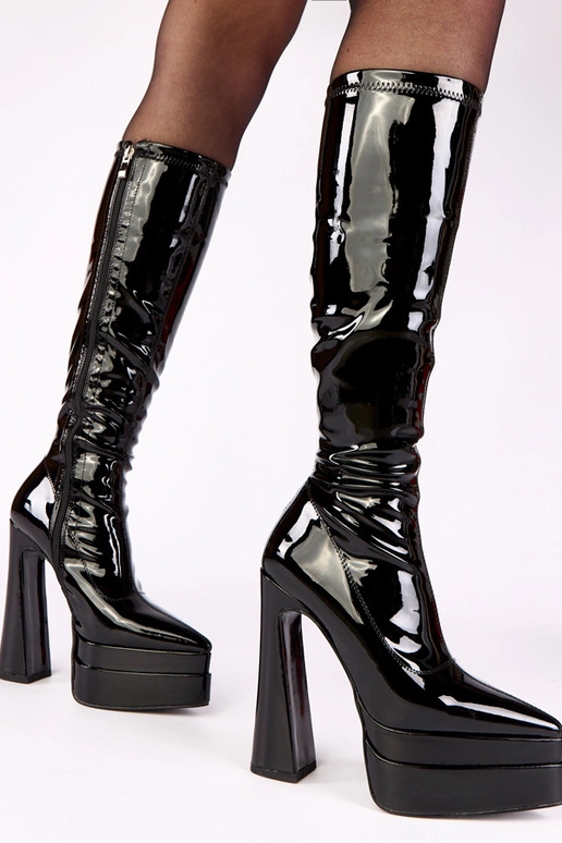 Musta kontsasaapad lakkpinnaga...