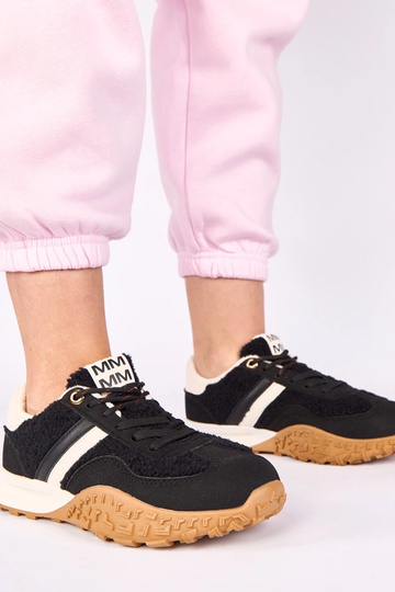 Musta sooja voodriga...