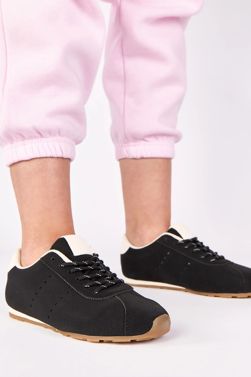 Musta spordijalatsid valge aktsendiga...