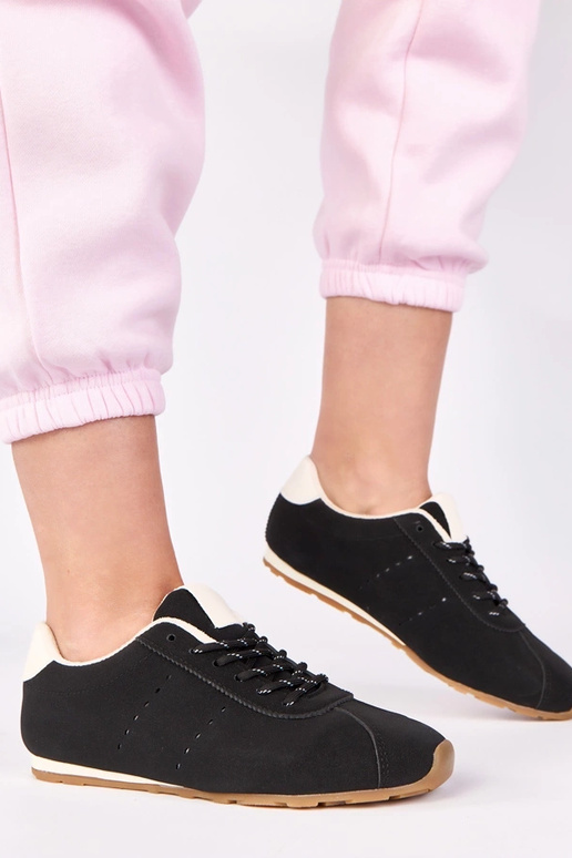 Musta spordijalatsid valge aktsendiga...