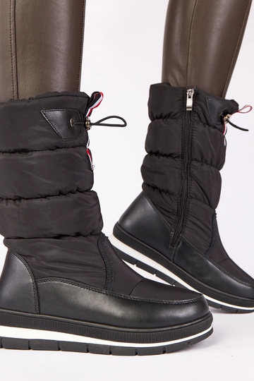 Musta lumesaapad madalal...