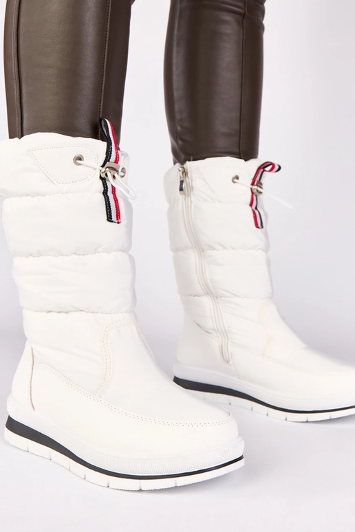 Valged lumesaapad madalal kontsaga...