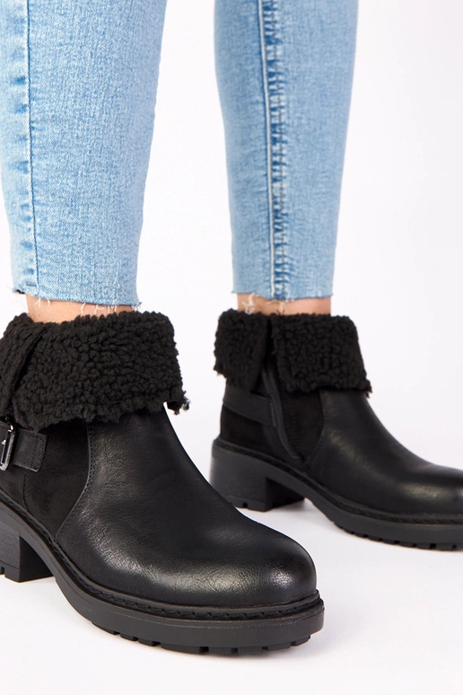 Mustad saapad kontsaga, kokku...