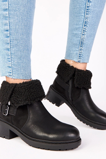 Mustad saapad kontsaga,... 2