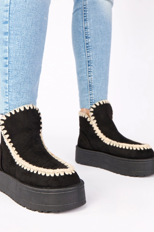 Mustad lumesaapad platvormil...