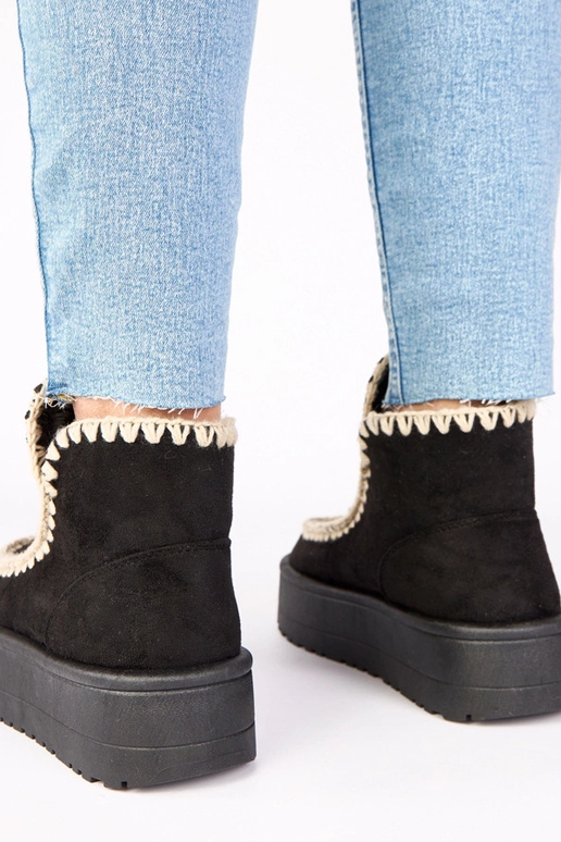 Mustad lumesaapad platvormil...