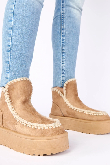 Tumedad beežid lumesaapad...