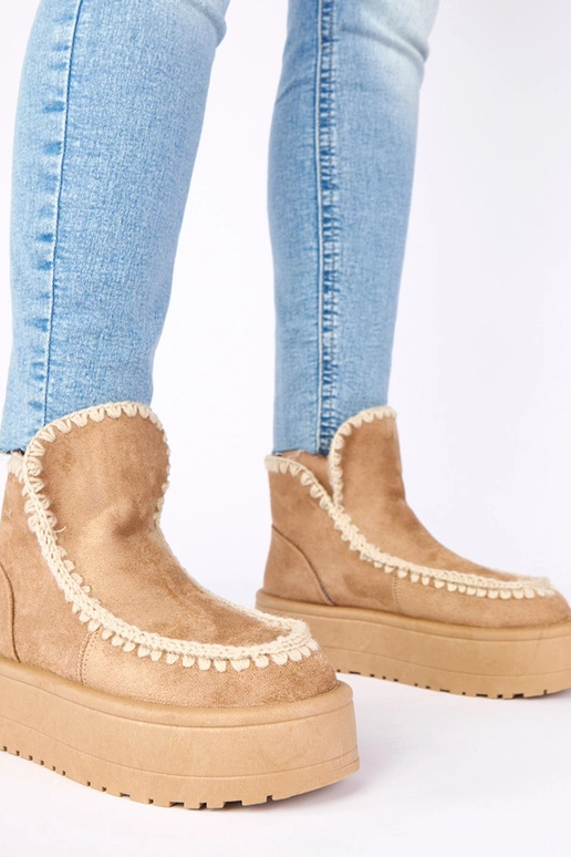 Tumedad beežid lumesaapad platvormil...