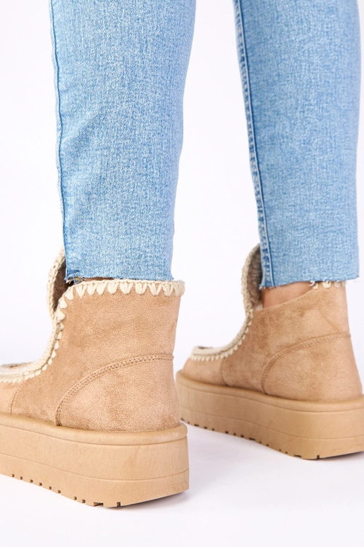 Tumedad beežid lumesaapad platvormil...