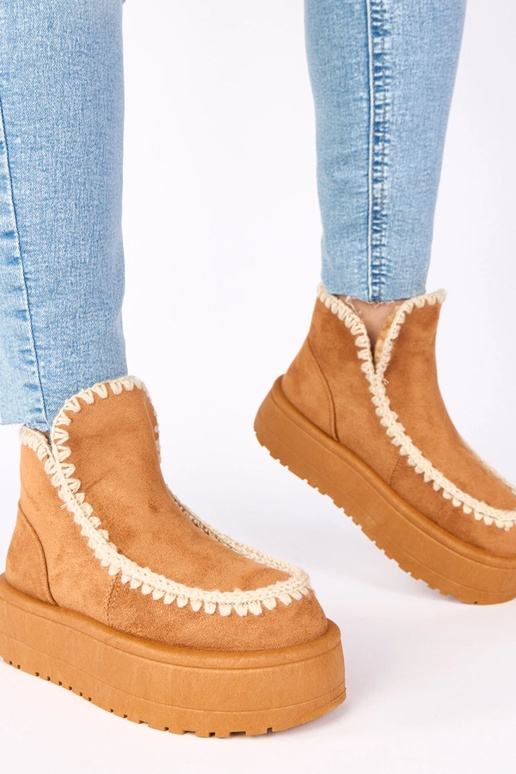 Pruunid lumesaapad platvormil...