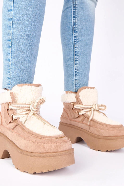 Tumedad beežid lumesaapad karvaga...