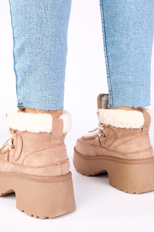 Tumedad beežid lumesaapad karvaga...