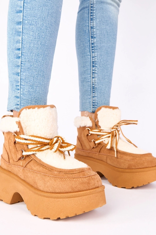 Pruunid lumesaapad karvaga platvormil...