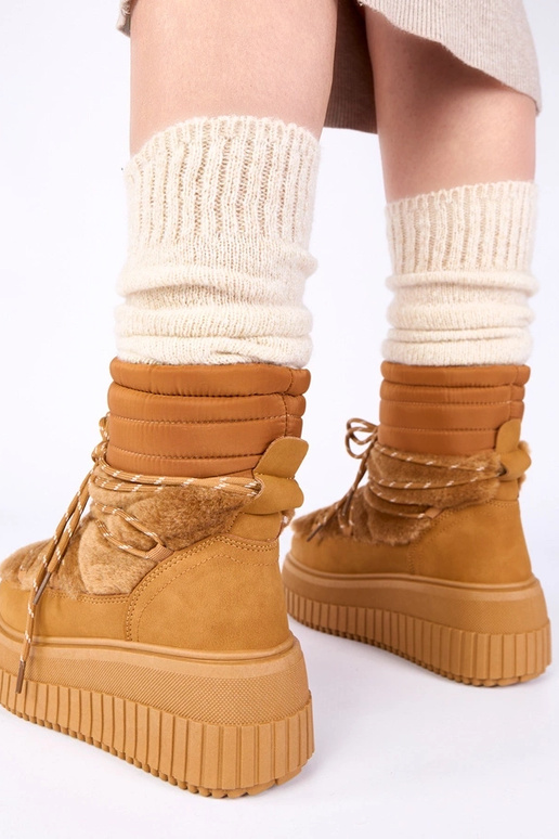 Pruunid lumesaapad platvormil...