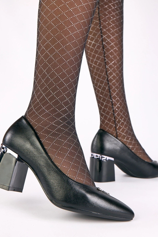 Mustad kingad dekoratiivse kontsaga...