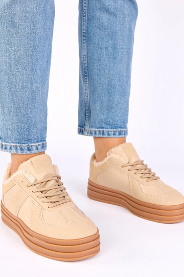 Kreemi värvi spordijalatsid...