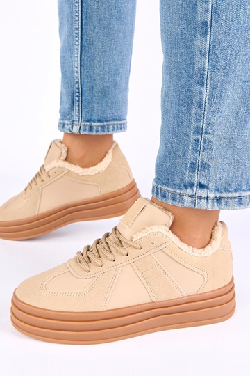 Kreemi värvi spordijalatsid... 2