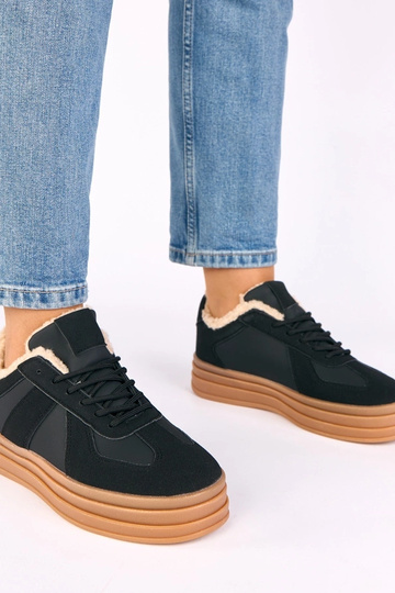 Mustad spordijalatsid sooja...