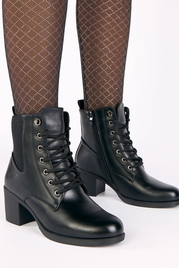 Mustad saapad kontsaga...