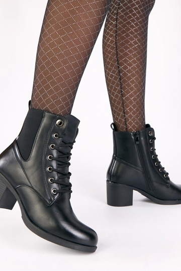 Mustad saapad kontsaga... 2