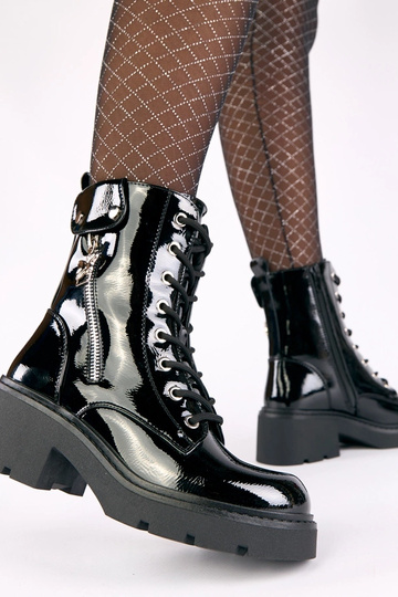 Mustad lakitud saapad... 2