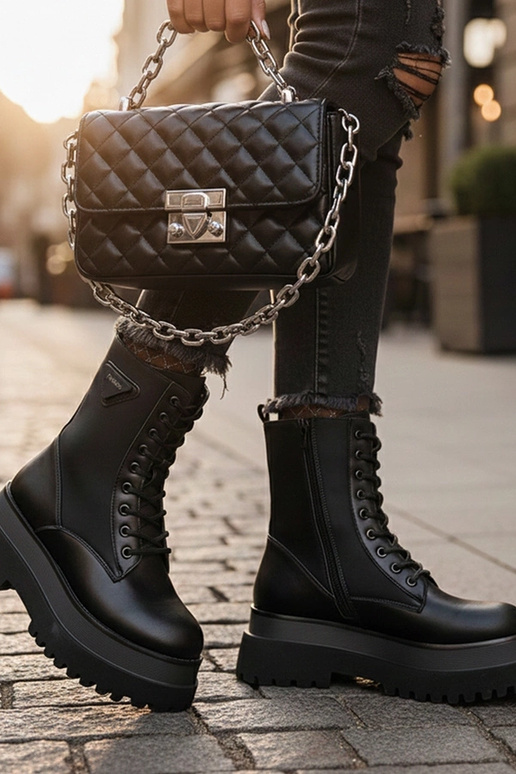 Mustad matt saapad platvormil Lassi