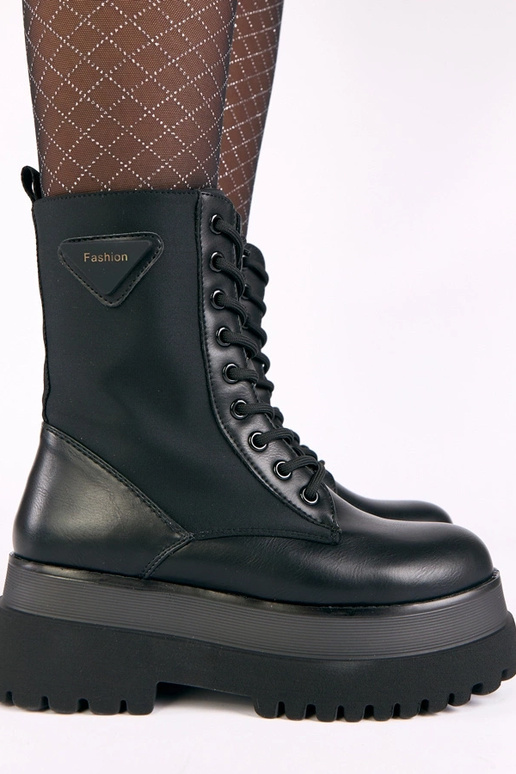 Mustad matt saapad platvormil Lassi