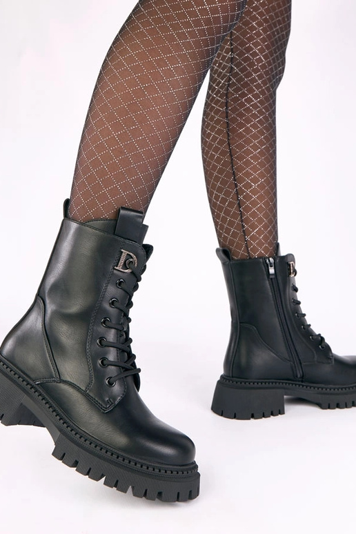 Mustad saapad platvormil kaunistatud...