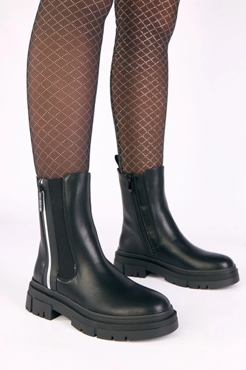 Mustad platvormsaapad...