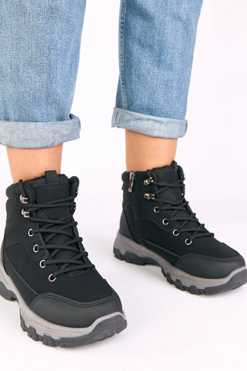 Mustad platvormtraperid Briana