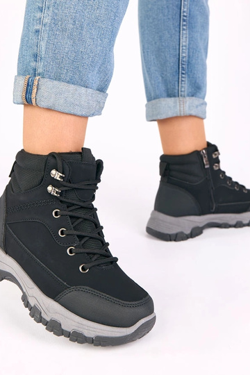 Mustad platvormtraperid Briana 2